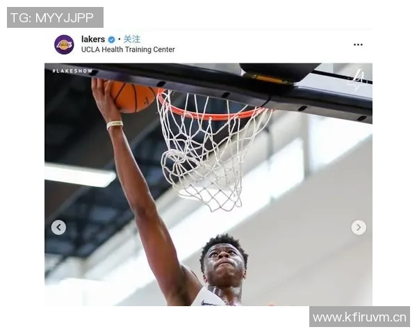 字母哥身穿43号球衣训练双臂肌肉线条惊艳全场引发热议