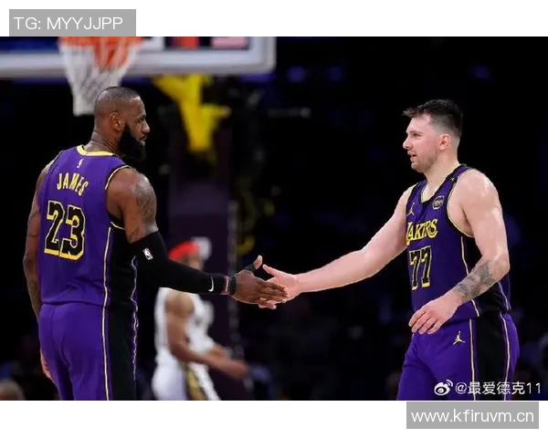 东契奇上半场狂砍32分詹姆斯无奈在替补席打哈欠观战 东契奇上半场狂砍32分詹姆斯无奈在替补席打哈欠观战