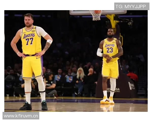 半场战报狄龙狂砍23分布克意外伤退太阳领先湖人14分东契奇27分老詹仅得4分 半场战报狄龙狂砍23分布克意外伤退太阳领先湖人14分东契奇27分老詹仅得4分